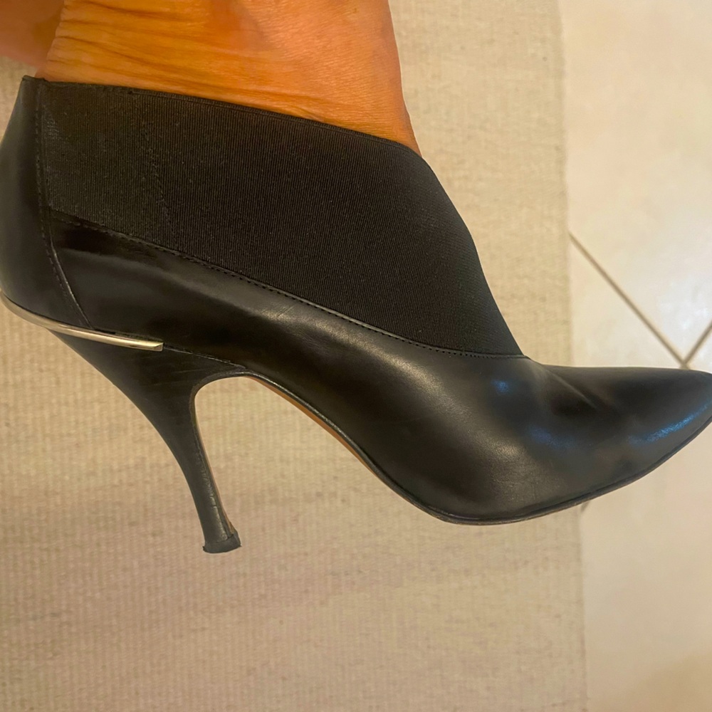 Low cut leather booties/shoe! Stunning shoe that compliments any outfit!